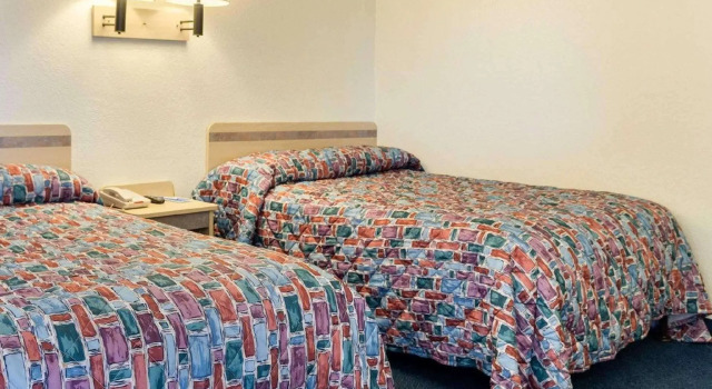 Четырёхместный номер Standard Express Inn Near Columbus Airport