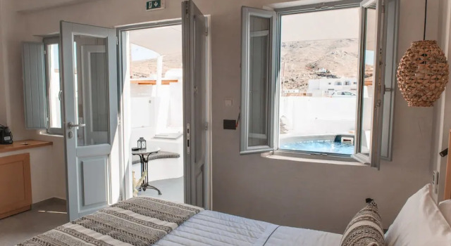 Полулюкс с балконом Almyra Oia Suites