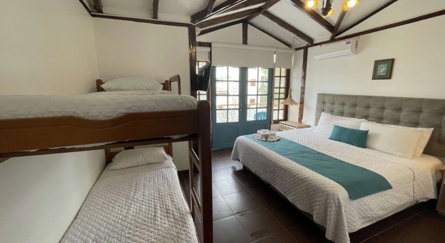 Четырёхместный номер Standard с балконом Hosteria Punta Blanca