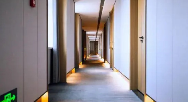Yuerong Hotel (Liaoyang Liaohua Tesco), Rezerwuj Hotel Hotele w Liaoyang z parkingiem, Parking
