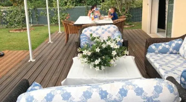 Petite maisonette adossee mais independante avec piscine