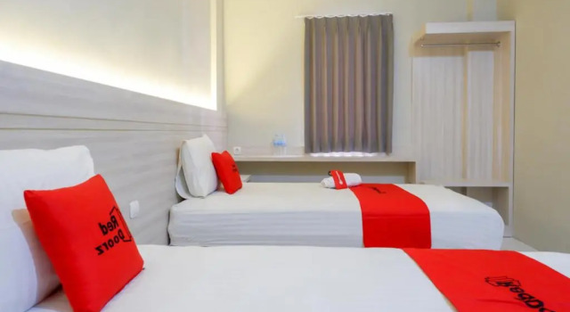 Standard Twin room RedDoorz Syariah near PRPP Marina Semarang