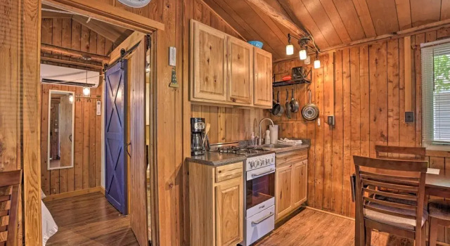 Коттедж Steps to Beach! Dog-friendly Suttons Bay Cottage