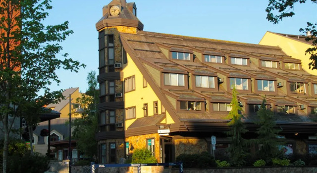 Clock Tower Resort, Забронировать Курортный отель Курортные отели Уистлер, рядом с Chateau Whistler Golf Course, Курортный отель