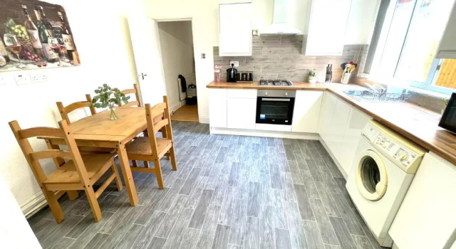 Апартаменты Spacious 2-bed Apartment With Hot tub and Parking