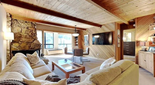 Номер Standard Beautifully Remodeled 2 Bed 2 Bath Condo with Mountain View! Great Location, Close to Slopes! (Unit 302 at 1849) by RedAwning