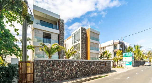 Penthouse 13 - One Bay Residence with private rooftop terrace and dip in pool, Rezerwuj Hotel Hotele w Pereybere z basenem, Basen
