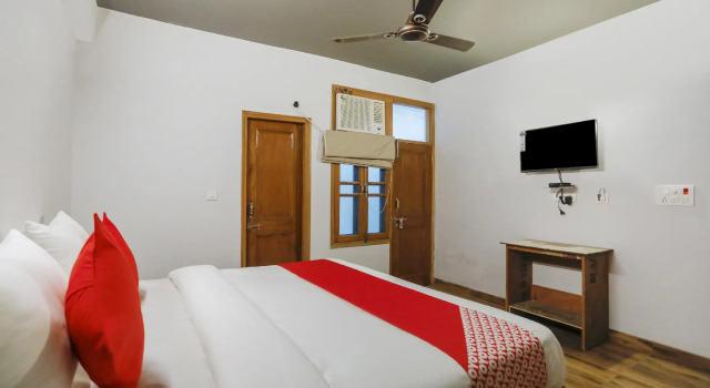 OYO 74943 Hotel Discovery