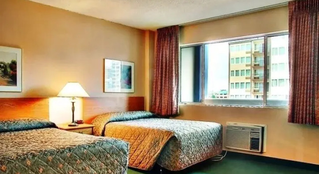 Eighth Avenue Inn, Забронировать Отель Отели Сиэтла с парковкой, рядом с Стеклянный сад Чихули, Парковка