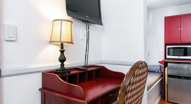 Sunny Hotel Room Corner Unit 1 Bedroom 1 Bathroom Hotel Room
