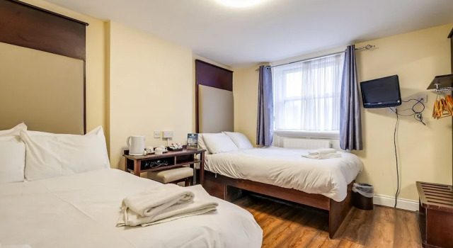 Трёхместный номер Standard Astoria Hotel