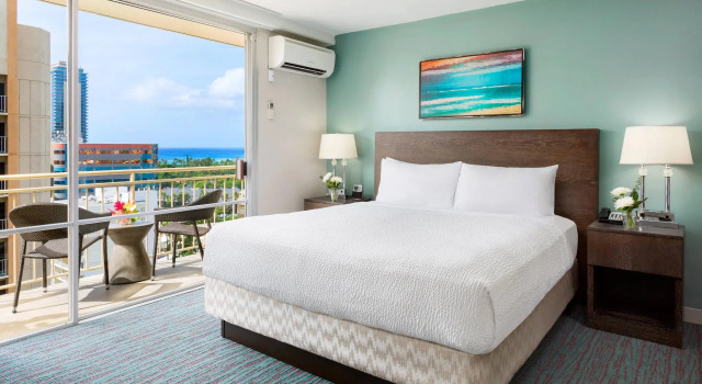 Двухместный номер Deluxe с балконом Courtyard by Marriott Waikiki Beach