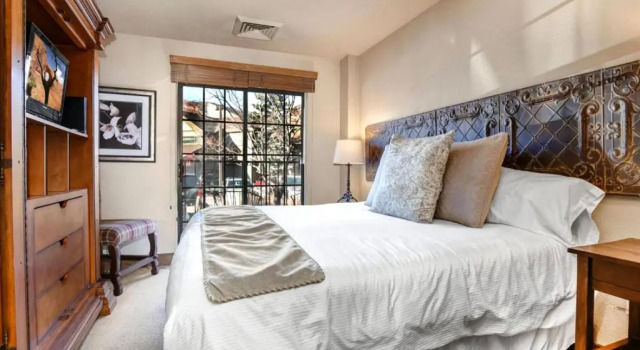 K B M Resorts- Cbi-101 Upgraded 1bd, Wood Fireplace, Full Kitchen, Wifi, Walk to Slopes!
