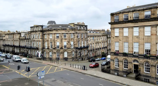 Central 2 Bedroom Flat in Edinburgh, Забронировать Отель Эдинбург Midlothian, рядом с Национальный музей Шотландии
