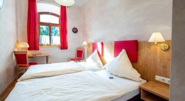 Kleinkunstbühne Zur Post beim John in Obing, Buchen Sie Hotel Obing 