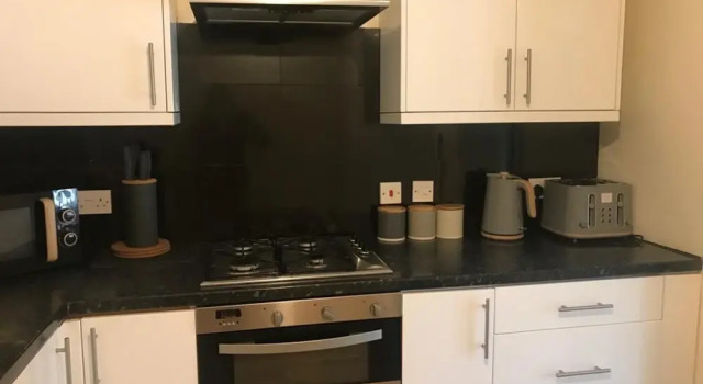 4 Bedroom, 8 bed Apartment,free Parking, Varaa Huoneisto Asunnot kohteessa Merseyside, Huoneisto