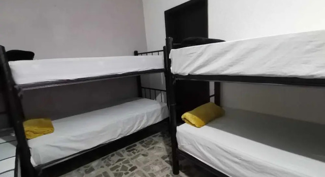 Кровать в общем номере Hostal Xitla