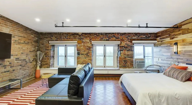 Charming Apartment on St-Paul street by Hometrotting, Book Lejlighed Lejligheder i Montreal, nær Clock Tower Beach, Lejlighed