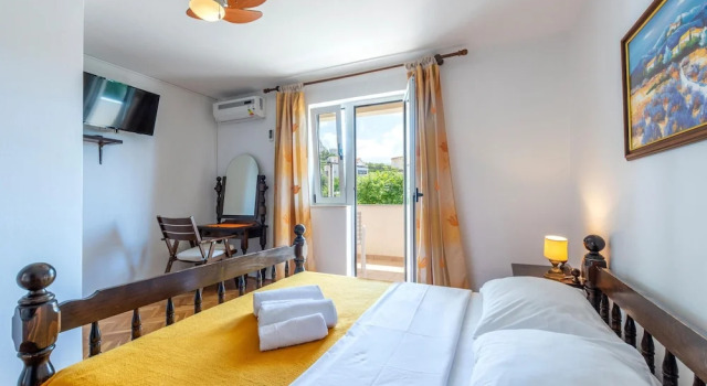 Awesome Apartment in Duce With Wifi and 1 Bedrooms, Rezerwuj Apartament Hotele w Split-Dalmatia County z parkingiem, Parking