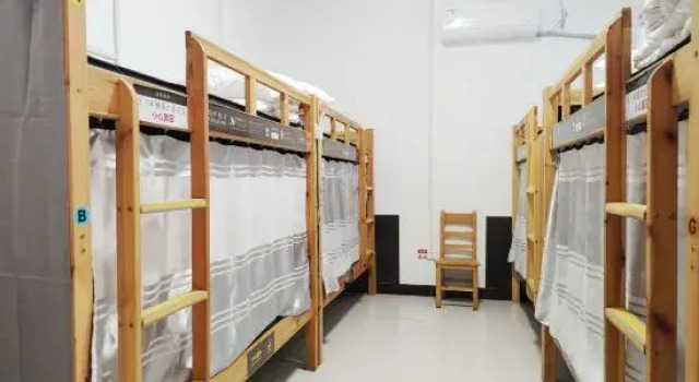 Кровать в общем номере (мужской номер) Xinyuan Youth Hostel
