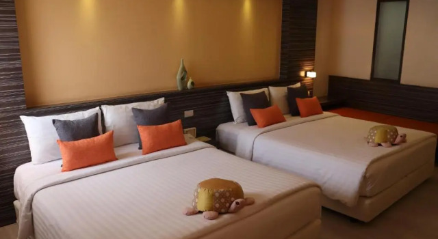 Четырёхместный семейный номер Standard Bossotel Bangkok