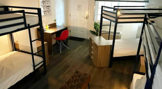 Кровать в общем номере Bposhtels Anaheim