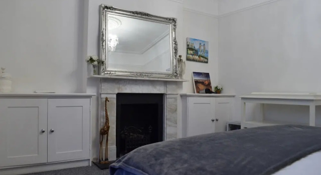 Large 2 Bedroom Garden Flat in Battersea
