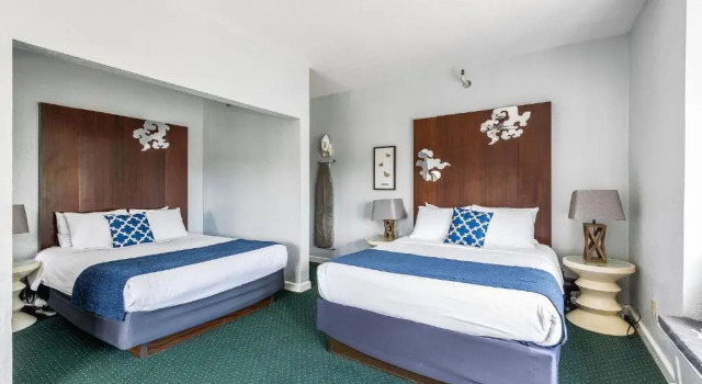 Четырёхместный номер Standard College Inn Hotel