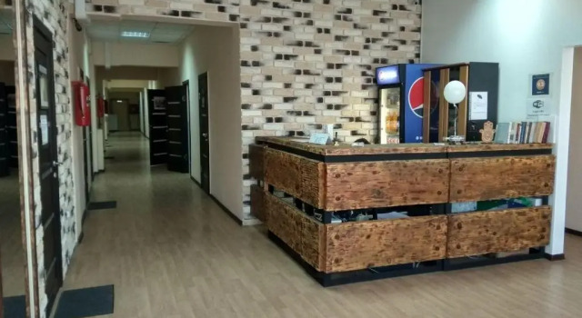 Hostel Friendsbook on Baizakova 221, Забронировать Хостел Отели Алматы с парковкой, рядом с Станция метро Театр имени Мухтара Ауэзова, Парковка