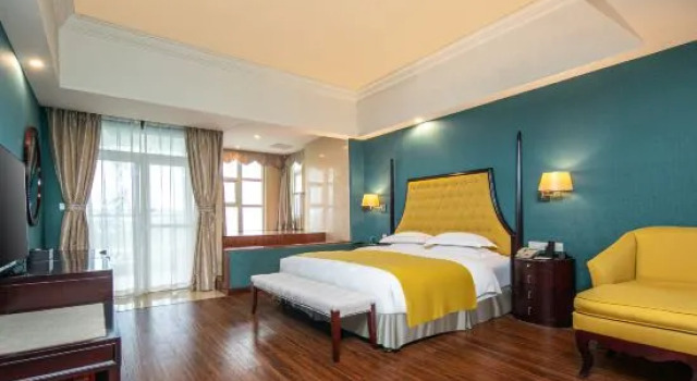 Люкс с балконом Country Garden Phoenix Hot Spring Hotel Xianning