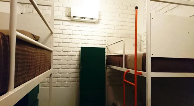 Кровать в общем номере Hangover Hostels Mirissa
