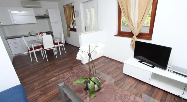 Апартаменты c 1 комнатой с балконом Apartments Poretti for 2,in Center Parking Free in the yard,6 min beach walk