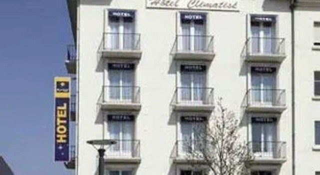 Кровать в общем номере Hôtel Kyriad Rennes Centre Gare