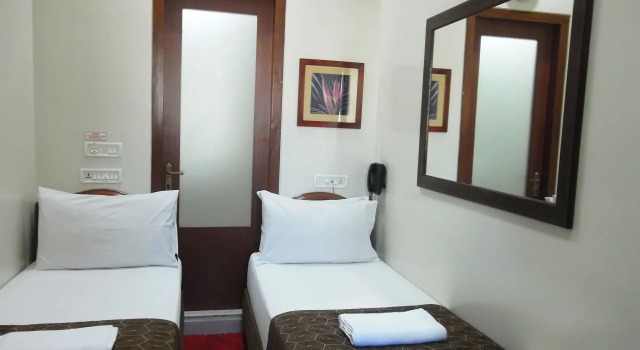 Hotel Elphinstone Annexe, Забронировать Отель Отели штата Махараштры с бассейном, Бассейн