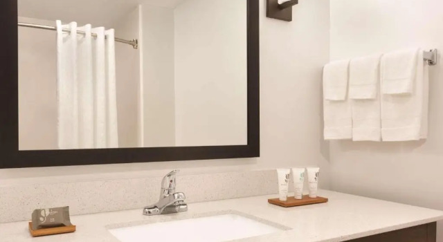 Четырёхместный номер Standard Country Inn & Suites by Radisson, Greensboro, NC