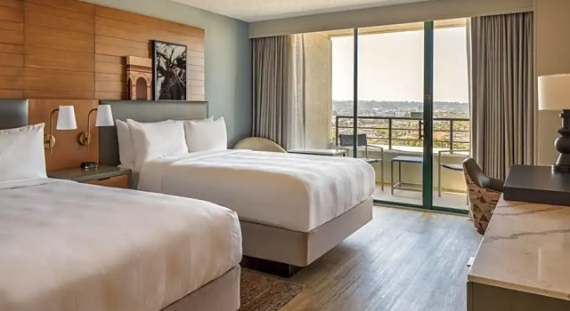 Четырёхместный номер Standard с балконом и с видом на город San Diego Marriott Mission Valley