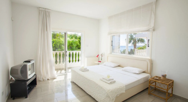 Sunset Beachfront Villa Meneou, Boek Villa Meneou Larnaca