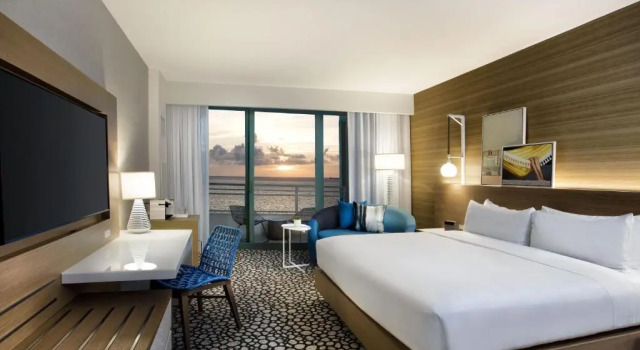 Двухместный номер с балконом и oceanfront Signia by Hilton Diplomat Beach Resort