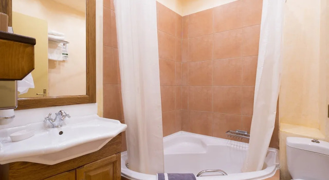 Трёхместный номер Standard с балконом Country Club Hotel & Suites