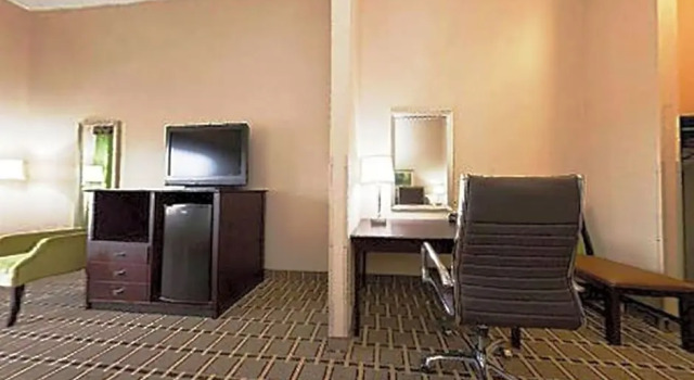 Четырёхместный люкс Holiday Inn Express Hotel and Suites Statesville by IHG