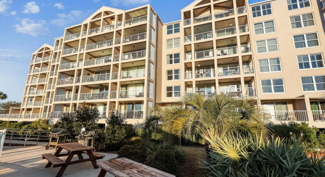 Magnolia House 407 is a 1 BR with amazing views by RedAwning, Забронировать Апартаменты/квартира Дестин Emerald Coast, рядом с Indian Temple Mound and Museum