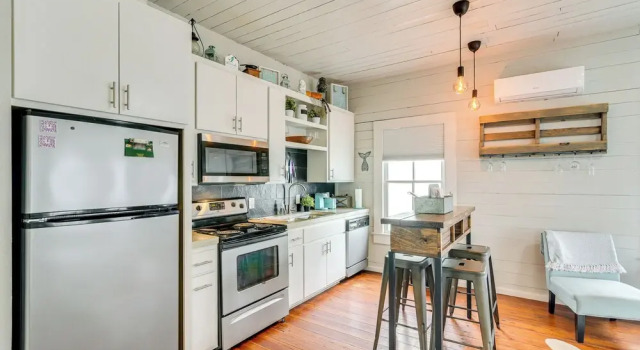Коттедж 1 Mi to Dtwn Galveston! Home w/ Pet-friendly Yard
