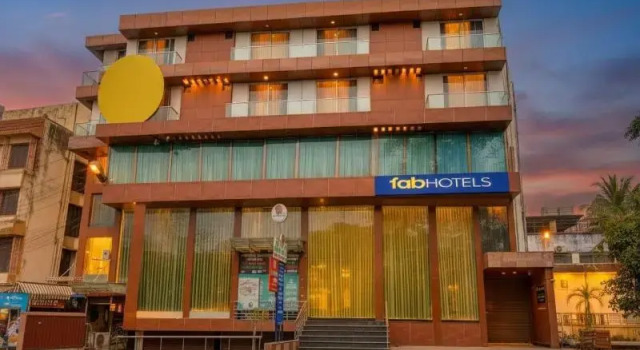 FabHotel Emirates Suites