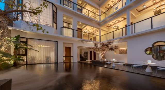 Nayinian Hotel