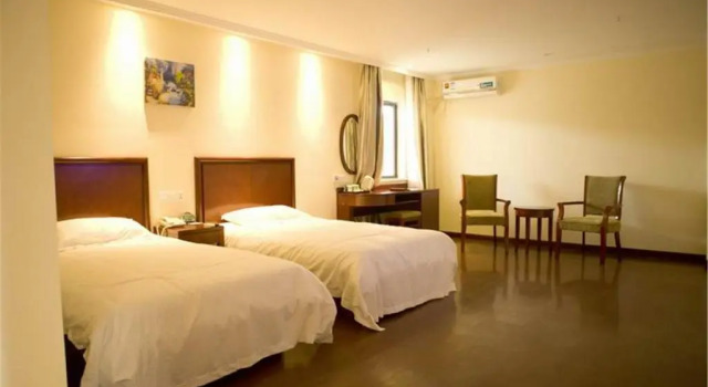 Двухместный номер Standard GreenTree Inn Suzhou Taiping Town High-speed North Station Express Hotel