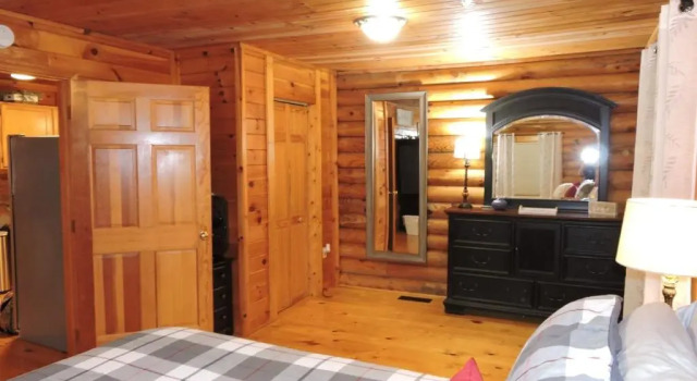 5 min to Dollywood, great location, excellent parking, hot tub, pool table, Забронировать Отель Отели Пиджен-Фордж с парковкой, рядом с Old Time Photos, Парковка