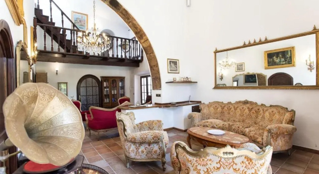 Restored Historic Mansion Paterno with Exclusive Pool, Wifi and AC for 20 people, Забронировать Отель Отели Альгеро с парковкой, Парковка