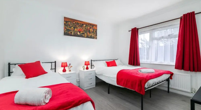 Refurbished 4-bed Family Home-near Central London, Varaa Lomakoti Mökit kohteessa Merseyside, Mökki