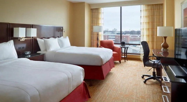 Четырёхместный номер Standard Marriott Bloomington Normal Hotel and Conference Center