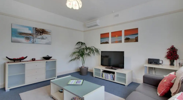 Коттедж с 3 комнатами Moonah Central Apartments